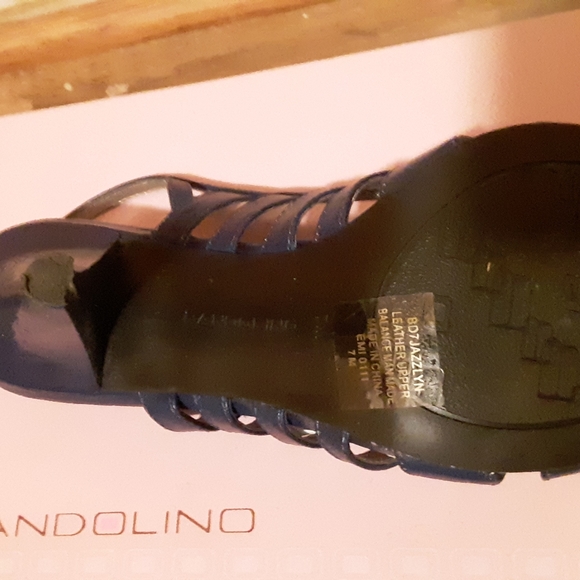 Size 7 shoes - Picture 3 of 3